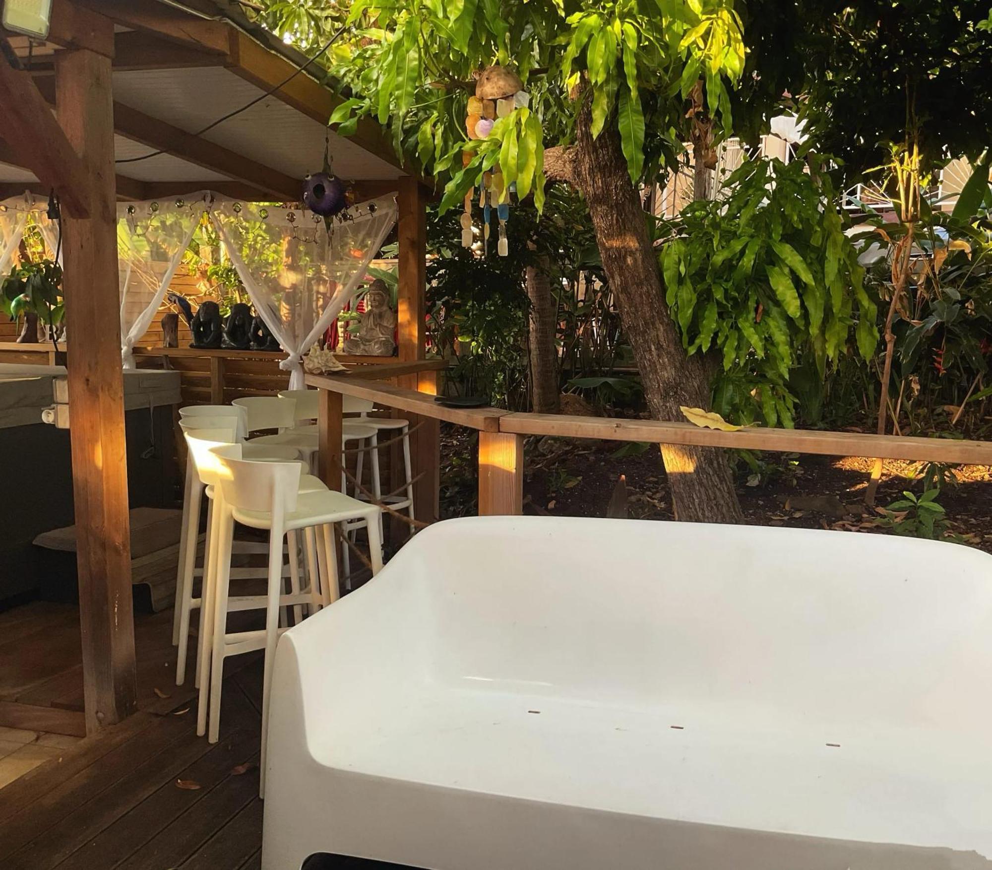 Elegant Avec Jacuzzi A 40m² * Bouillante