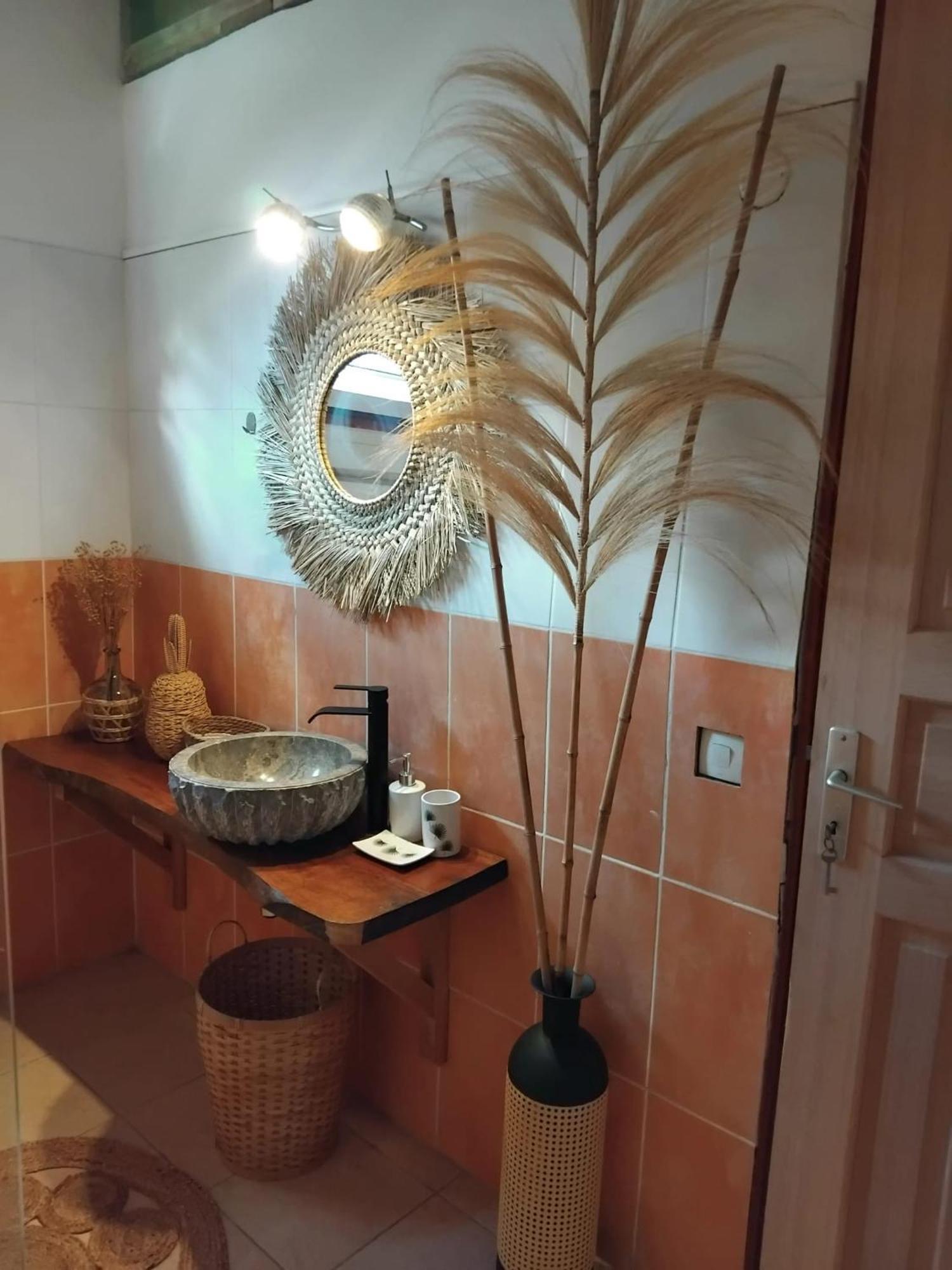 Elegant Avec Jacuzzi A 40m² Bouillante